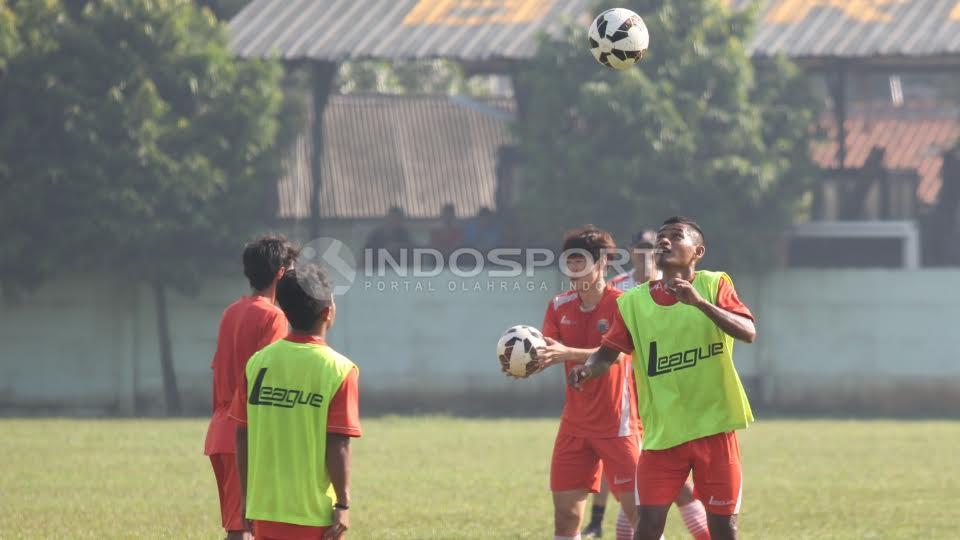 Para pemain Persija Jakarta melakukan sundulan bola dalam latihan.